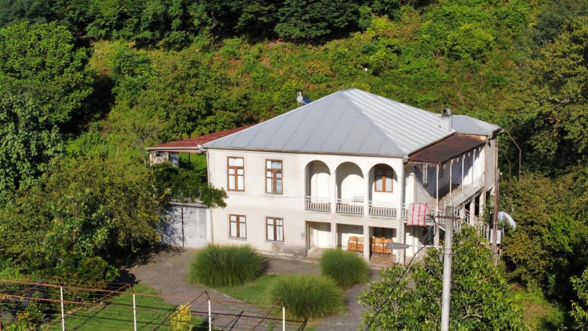 Ezo Hotel Jvari Екстериор снимка